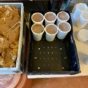Das Mus wird in Becher abgefüllt.